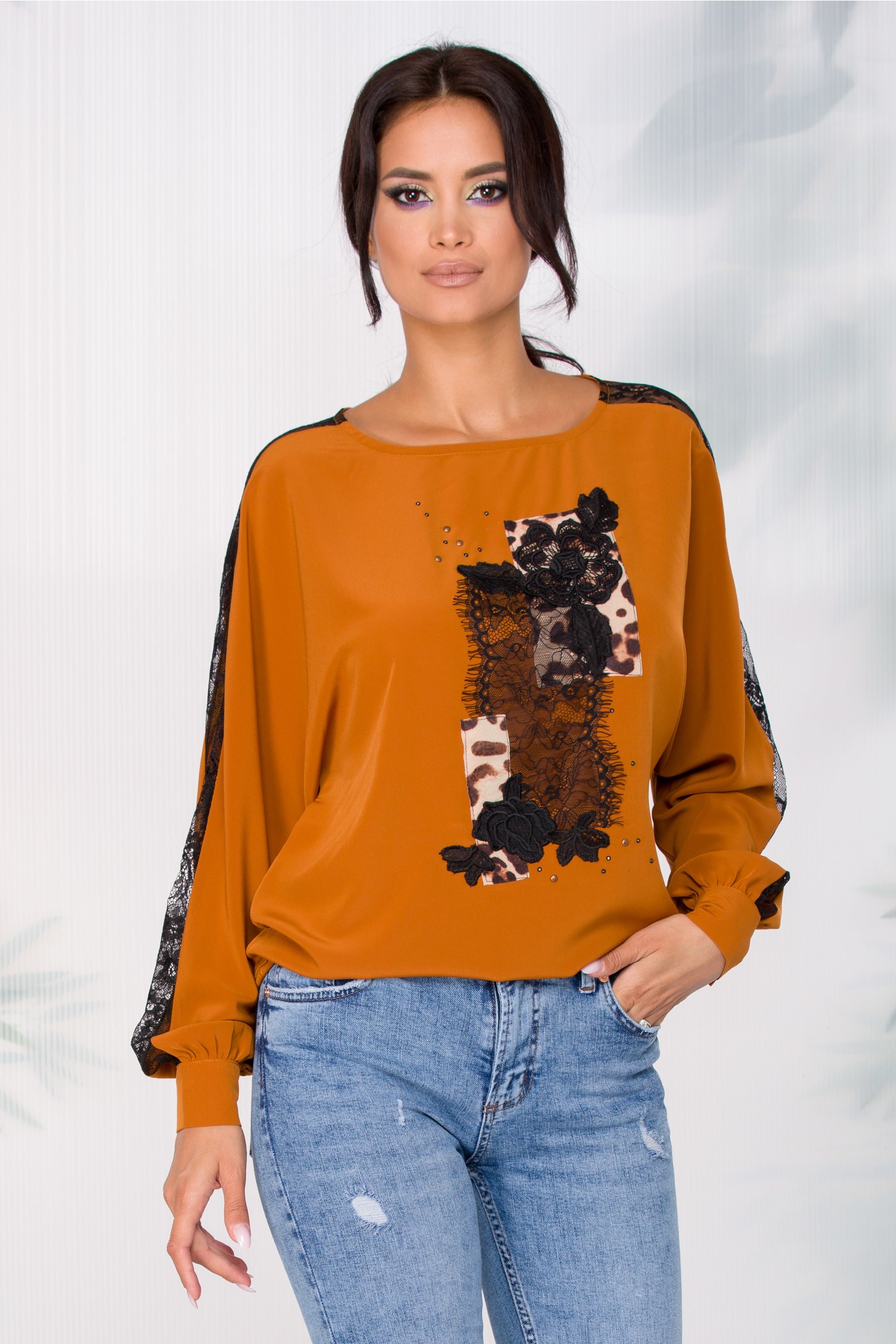 Bluza LaDonna maro in croi lejer cu insertii din dantela si animal print