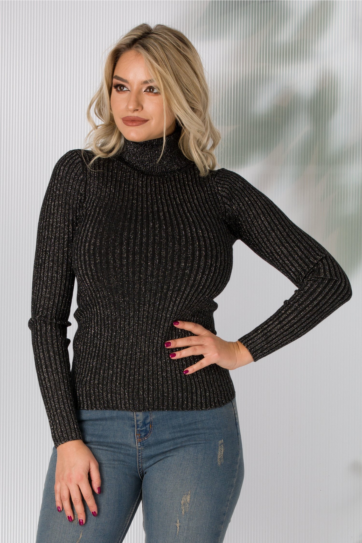 Bluza neagra pe gat tip tricot cu sclipici