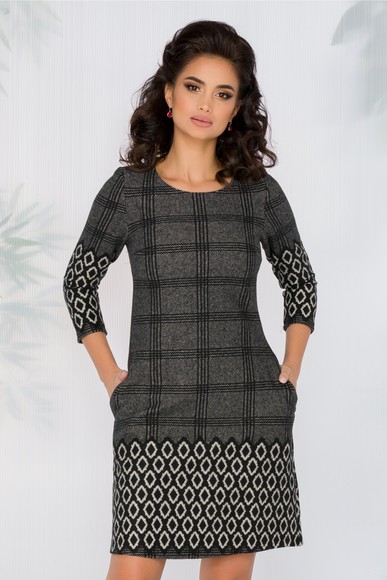 Rochie Danette gri cu imprimeu geometric si carouri