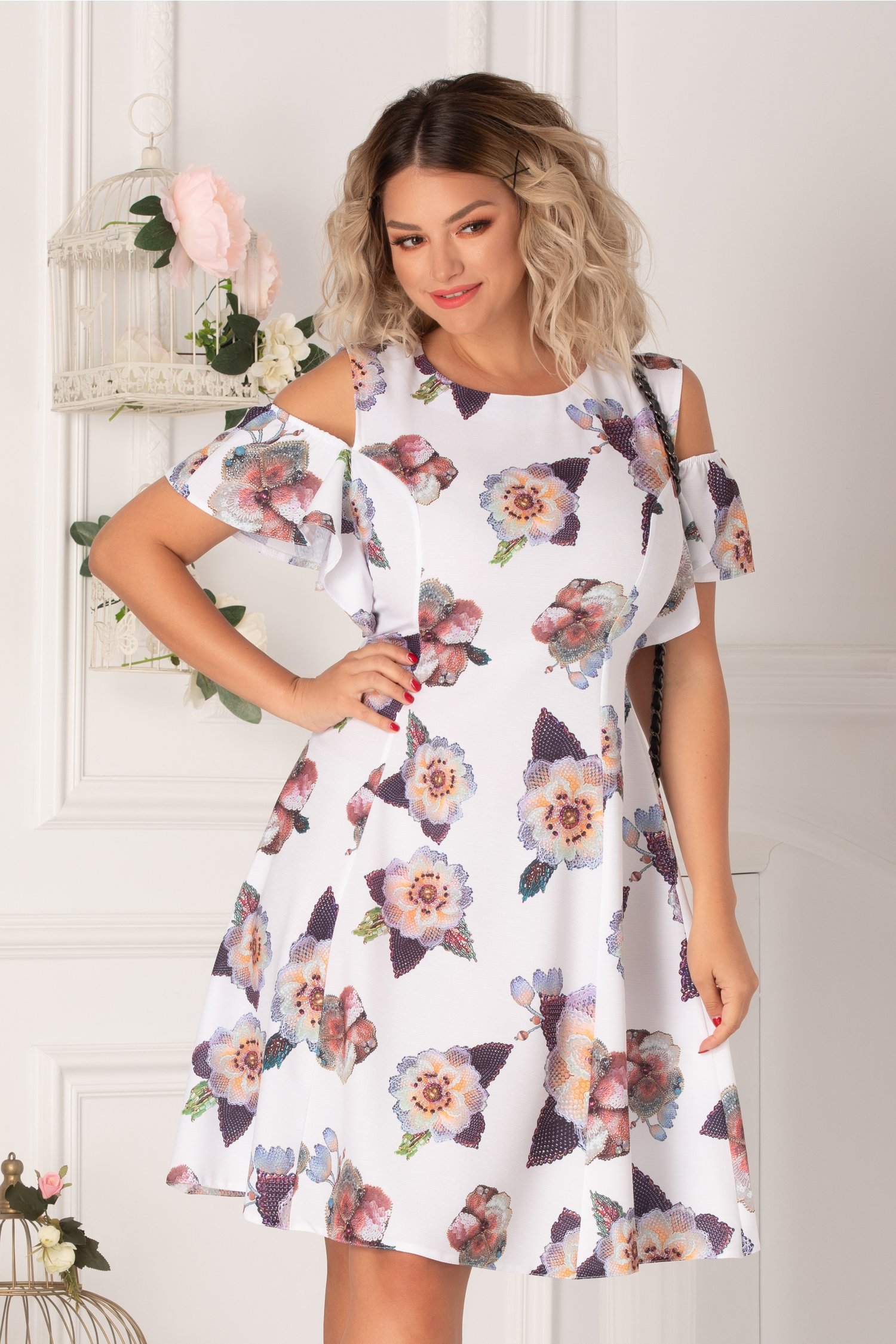 Rochie Ionela alba cu imprimeu floral deosebit si maneci decupate - Rochii