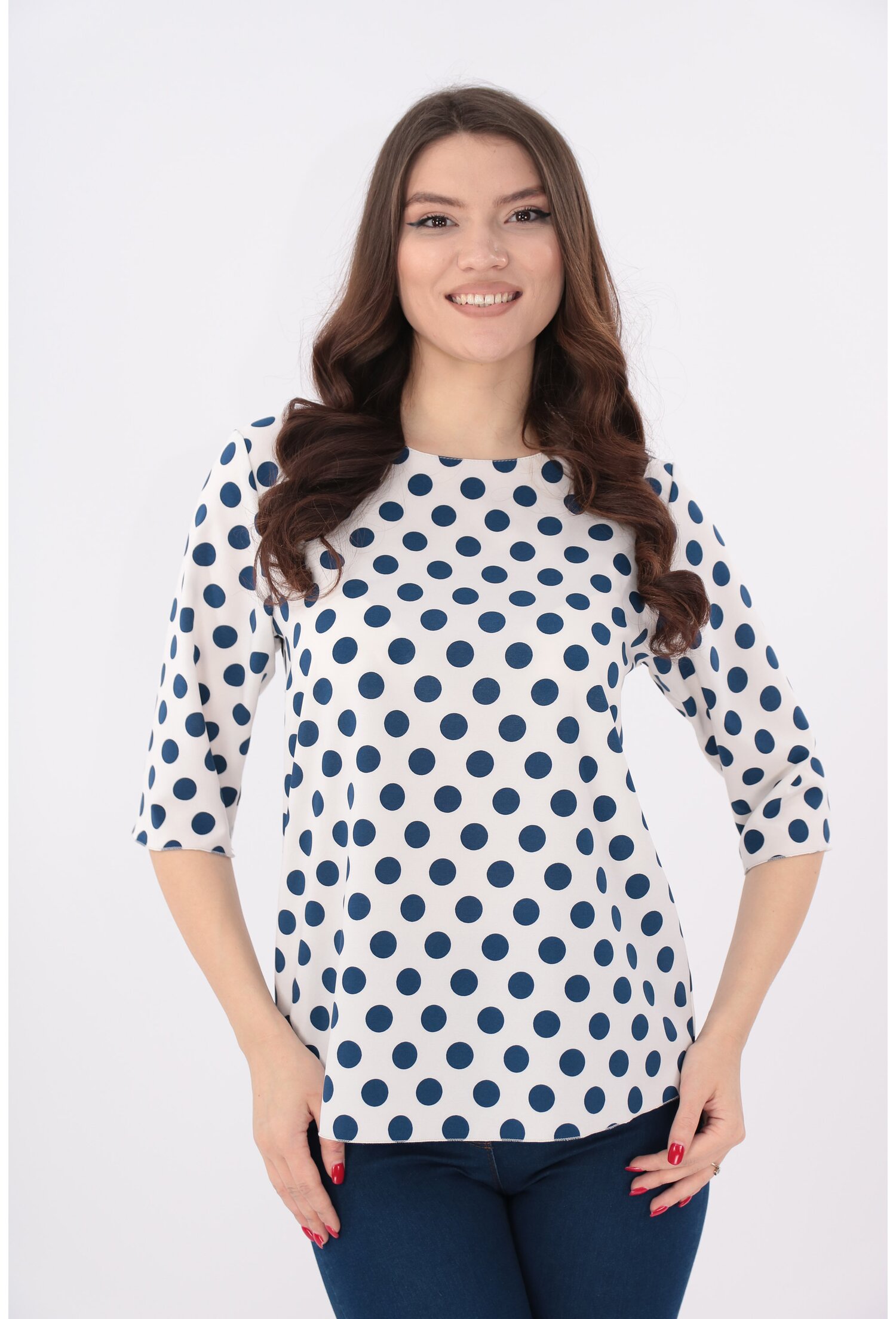 Bluza alba cu buline bleumarin