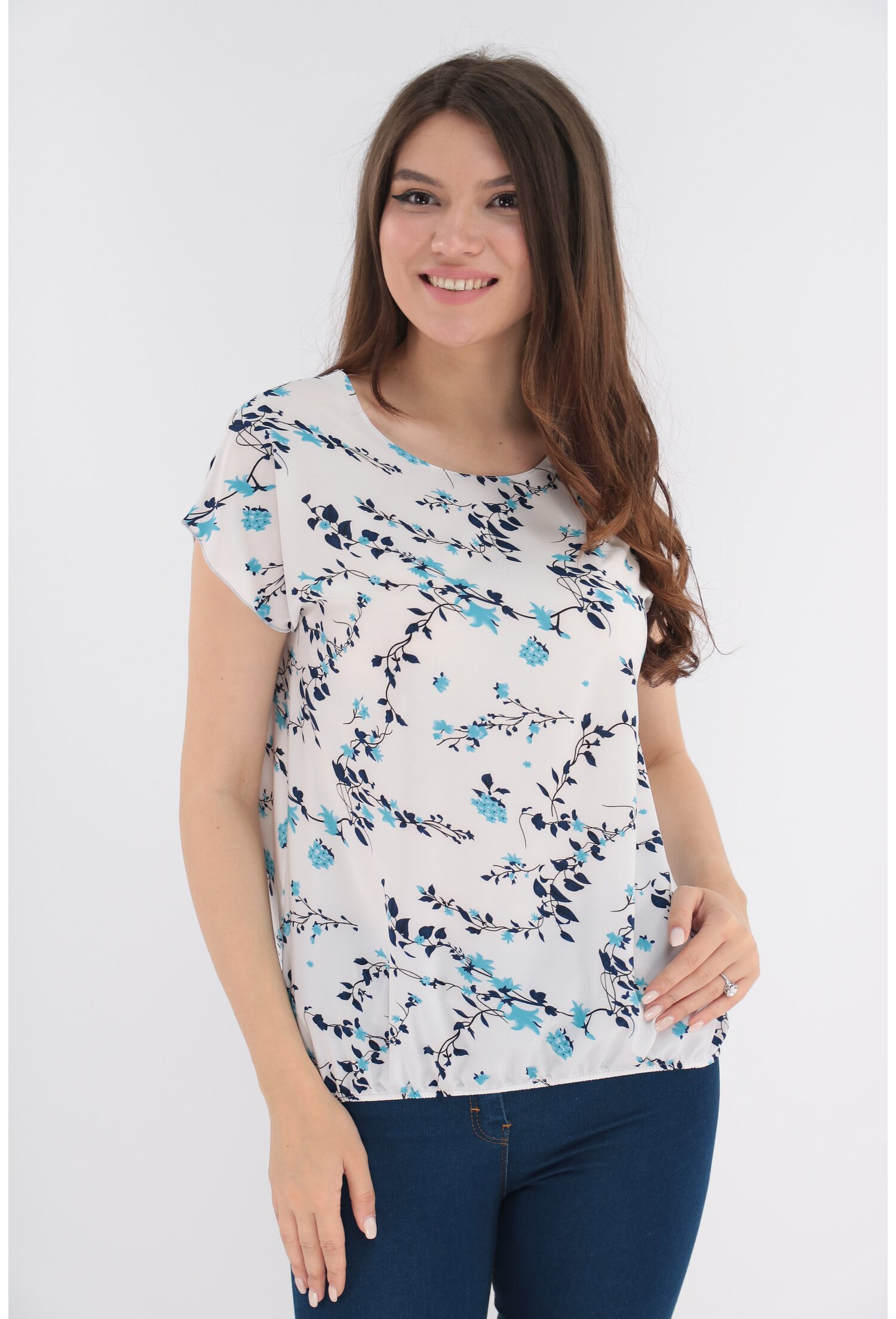 Bluza alba cu flori discrete albastre