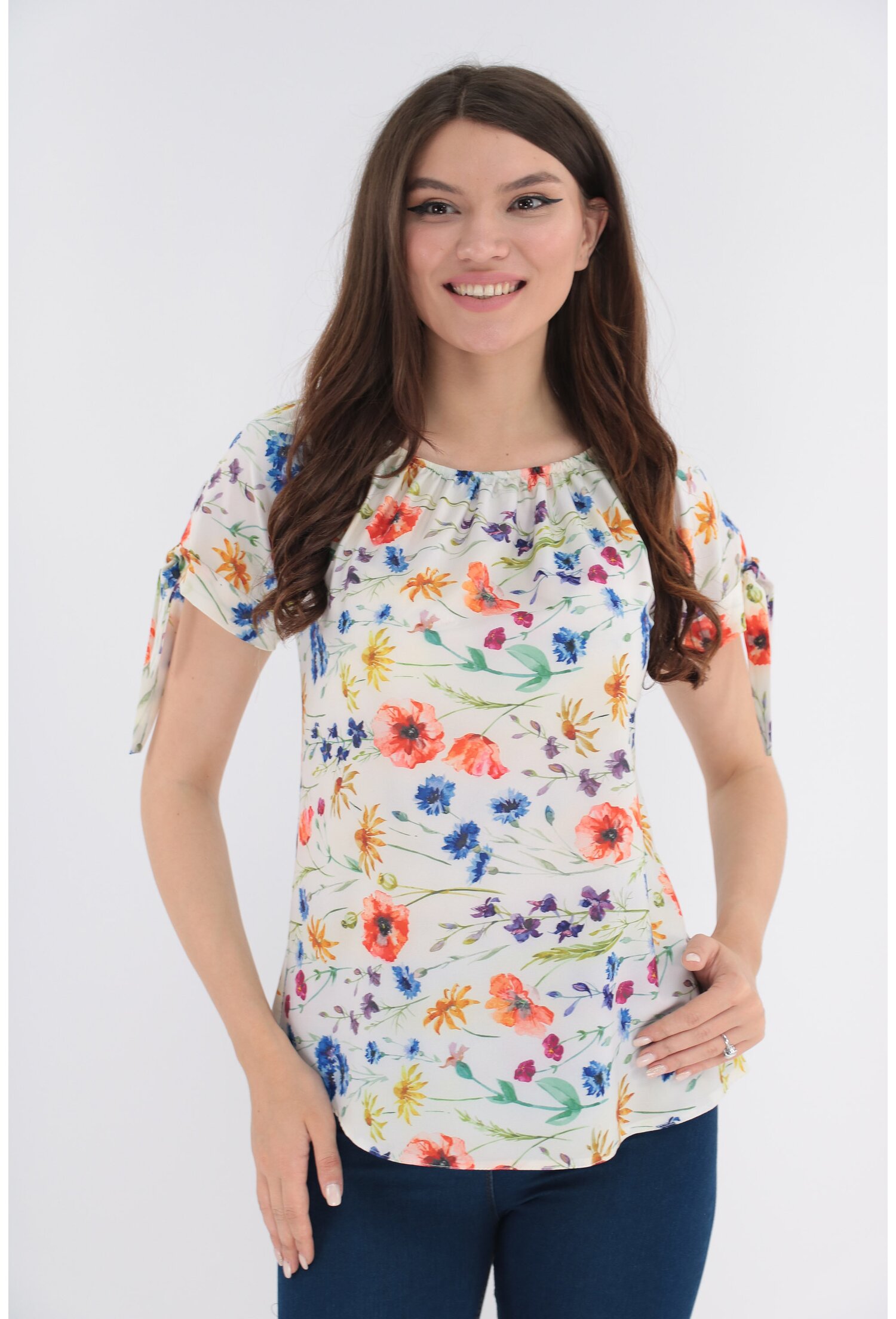 Bluza alba cu flori multicolore si fundite la maneci