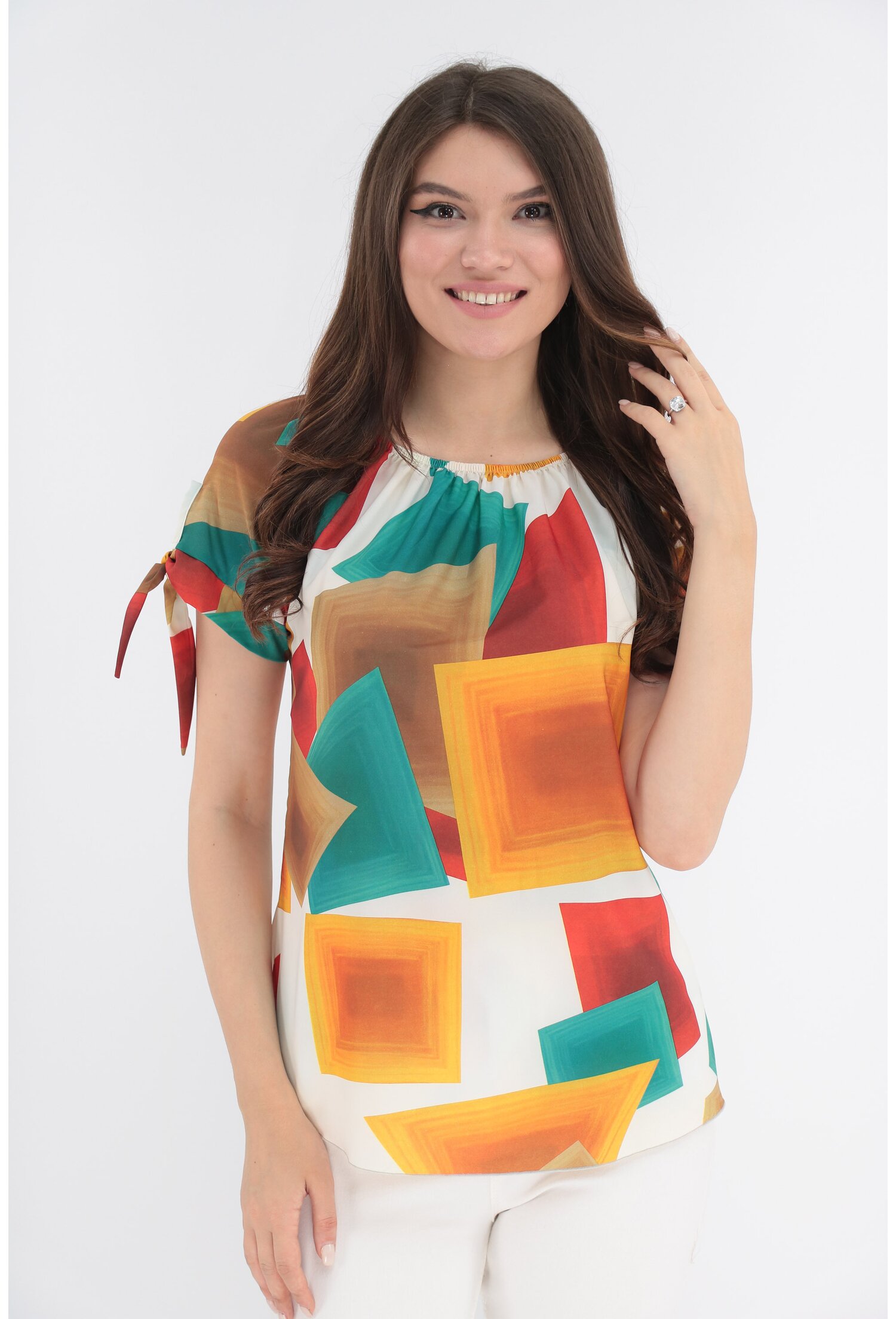 Bluza alba cu patrate maxi multicolore si fundite la maneci