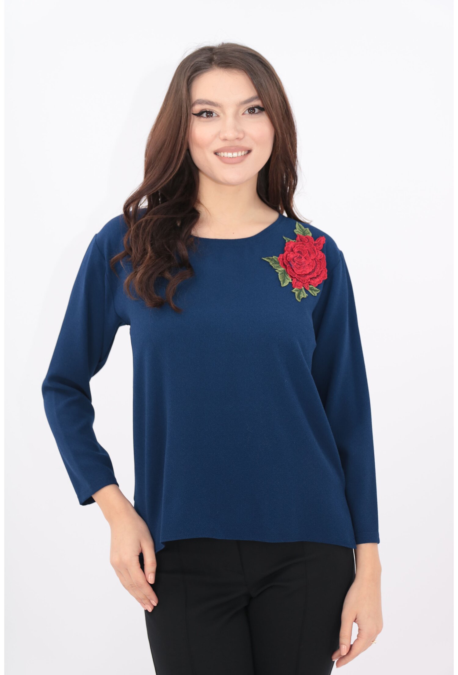 Bluza albastra cu broderie