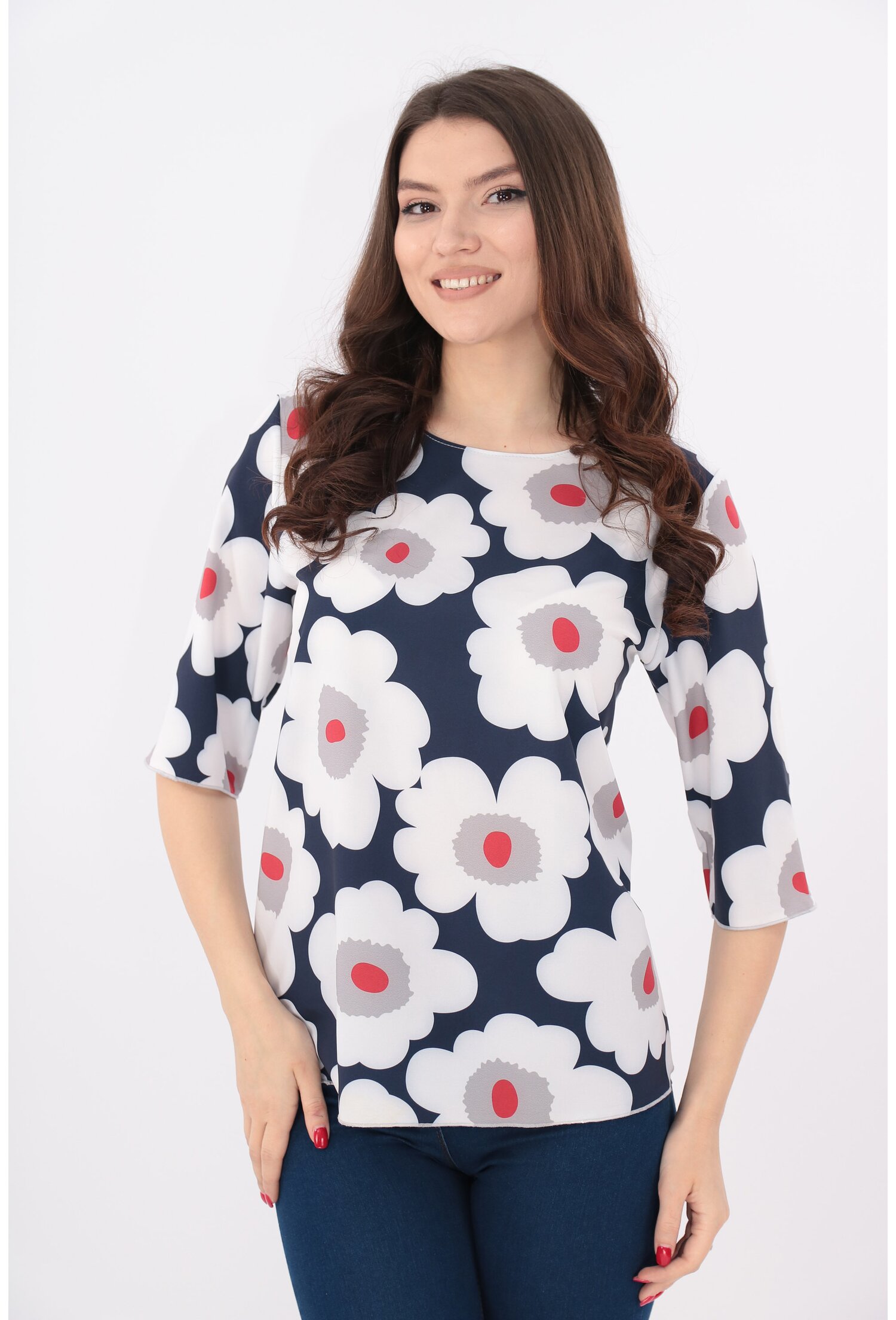 Bluza bleumarin cu flori maxi albe
