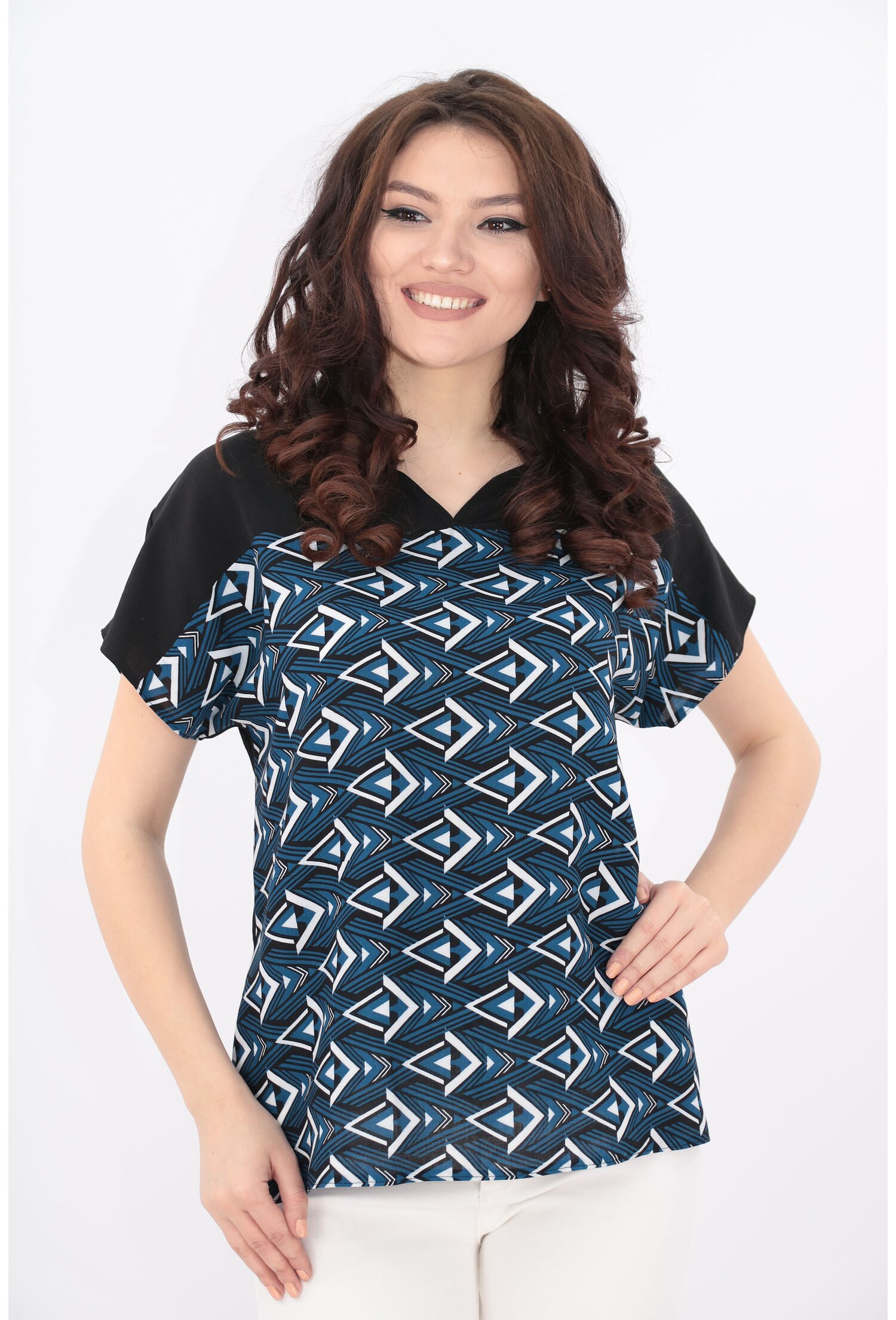 Bluza neagra cu desen geometric