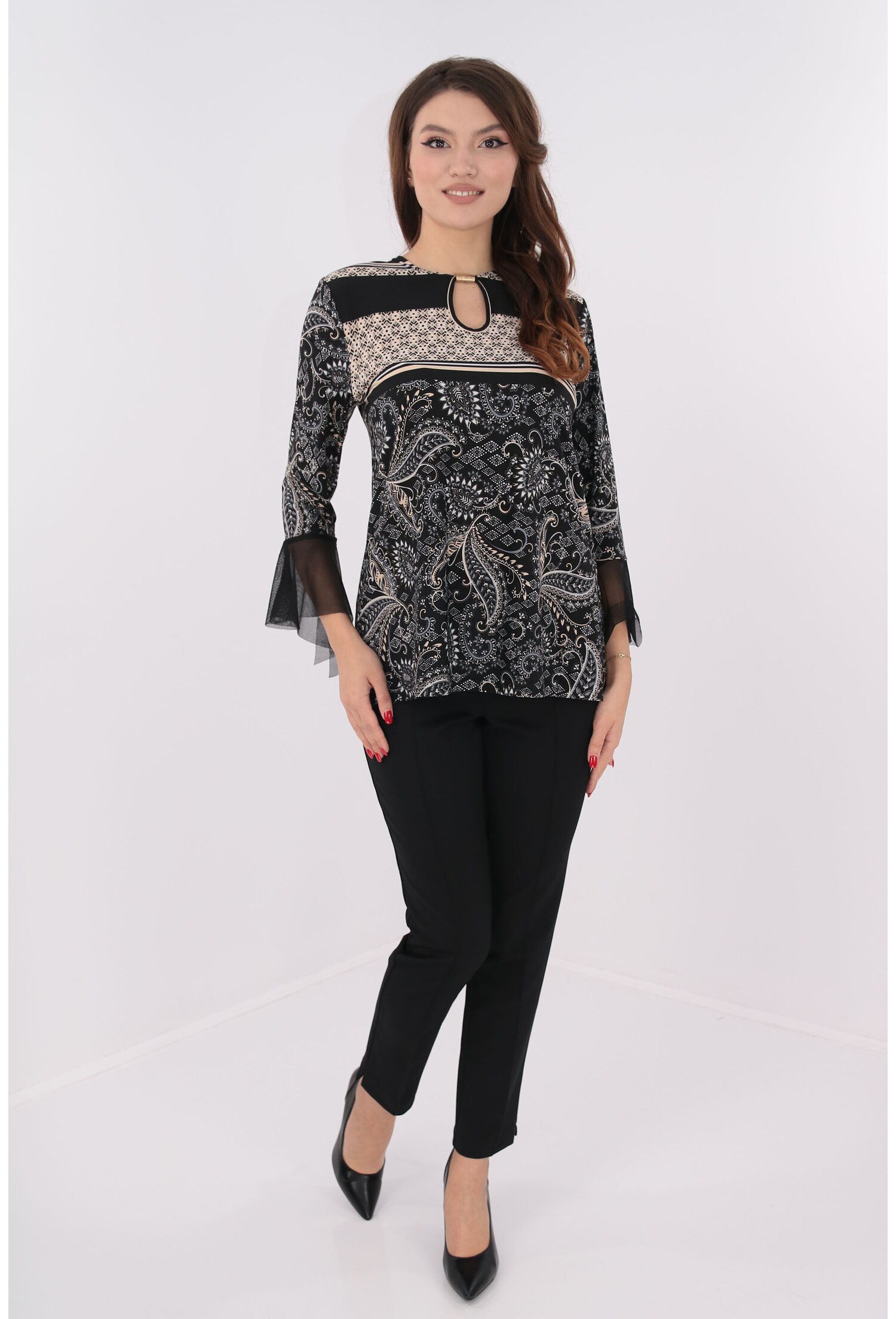 Costum bluza negru-crem si pantaloni negri