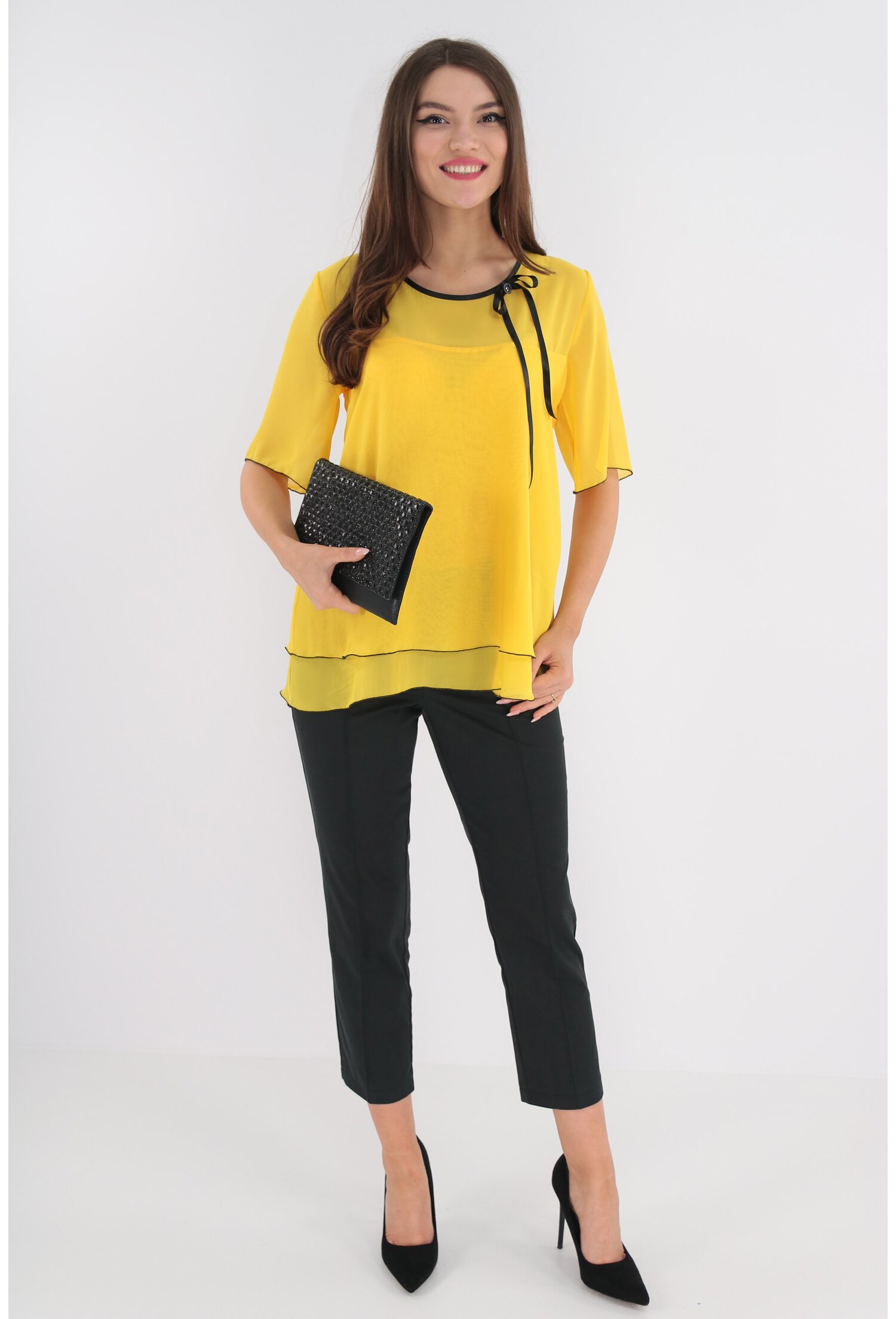 Costum format din bluza galbena si pantaloni negri
