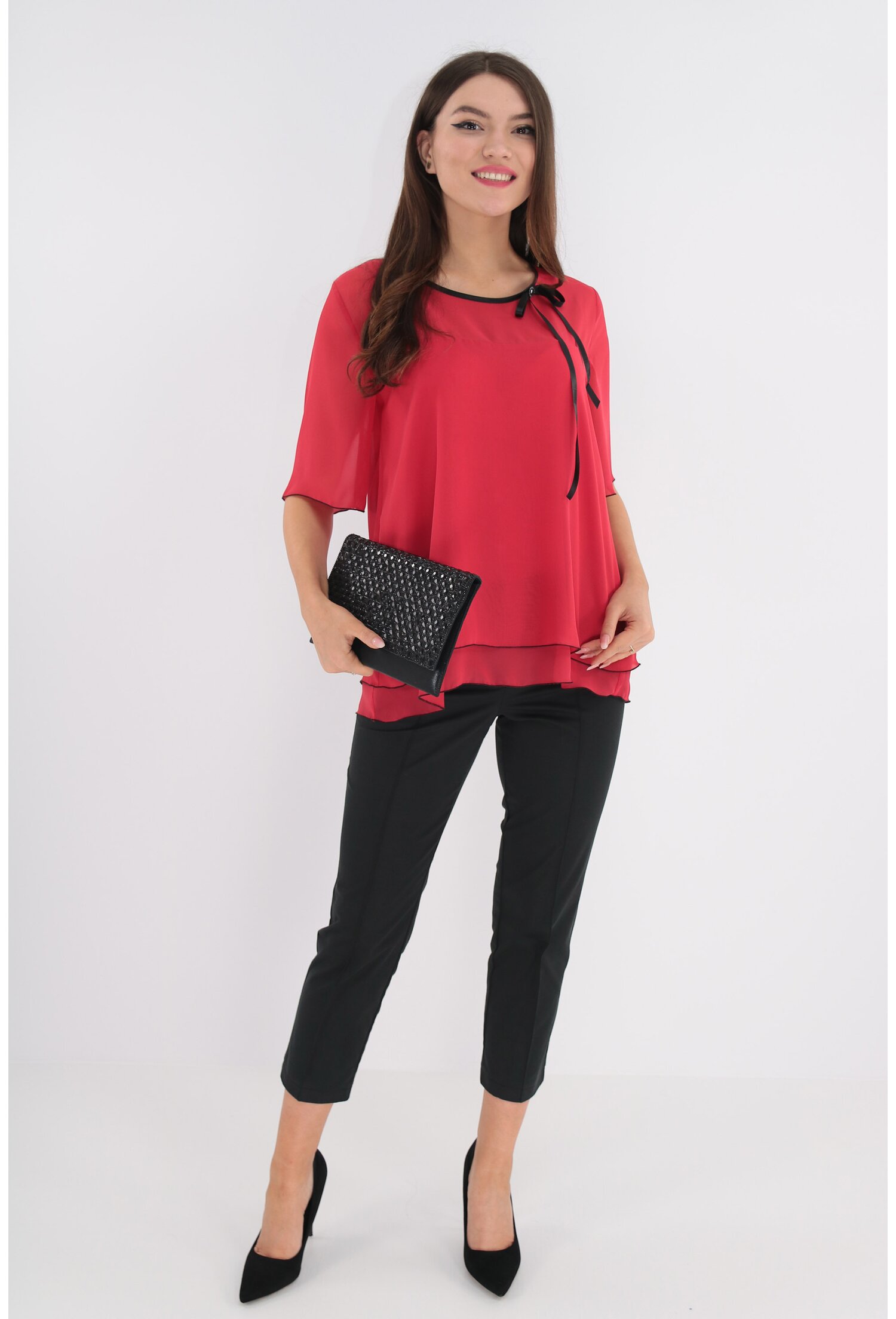 Costum format din bluza rosie si pantaloni negri