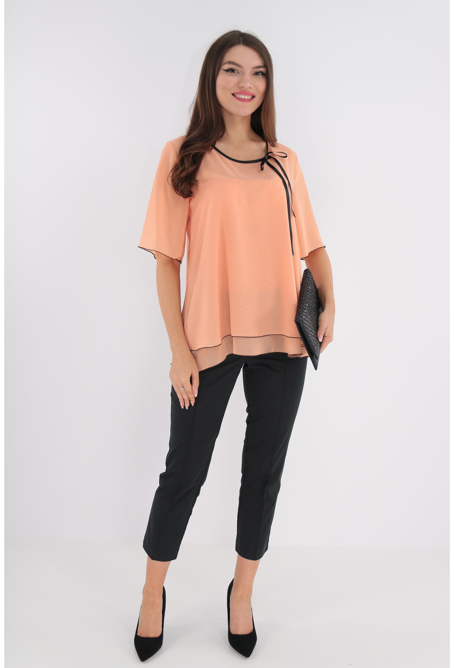 Costum format din bluza roz-piersica si pantaloni negri