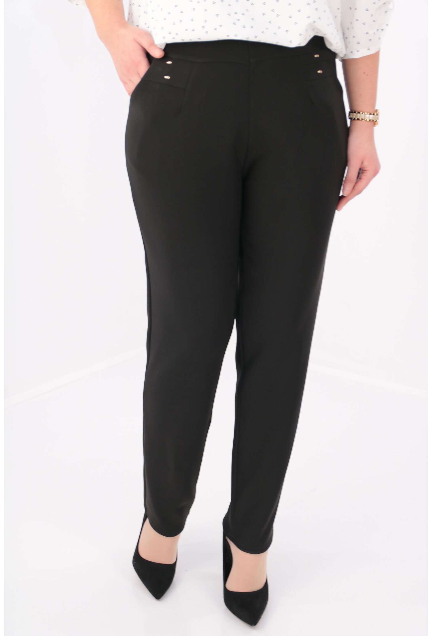 Pantaloni negri flausati cu elemente aurii la buzunare