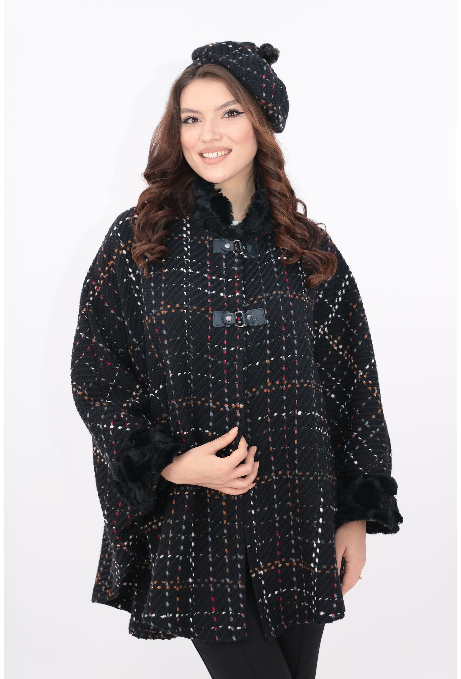 Poncho si bereta din stofa bucle bleumarin si insertii multicolore