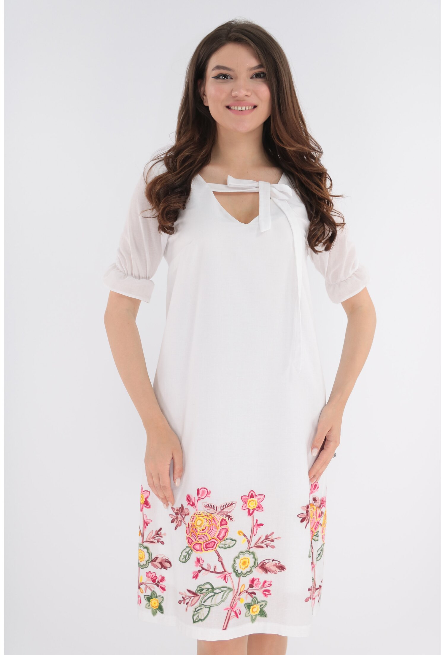 Rochie alba din bumbac cu broderie florala multicolora