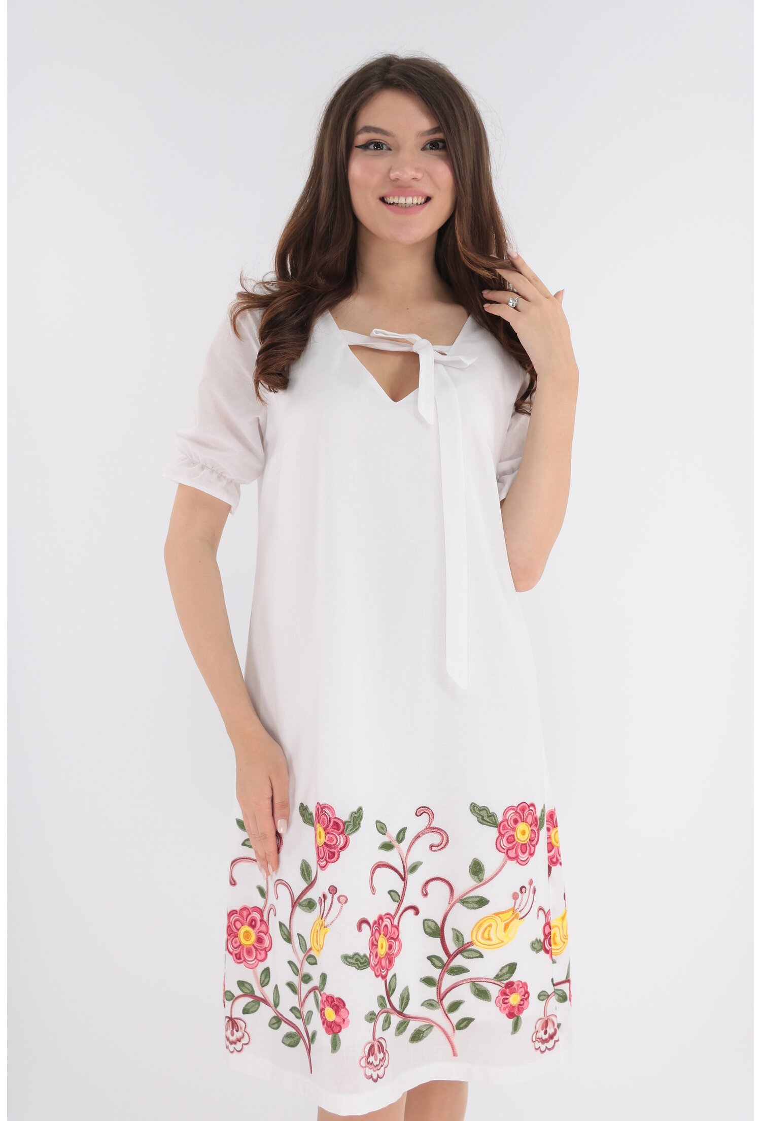 Rochie alba din bumbac cu flori brodate mustar si bordo