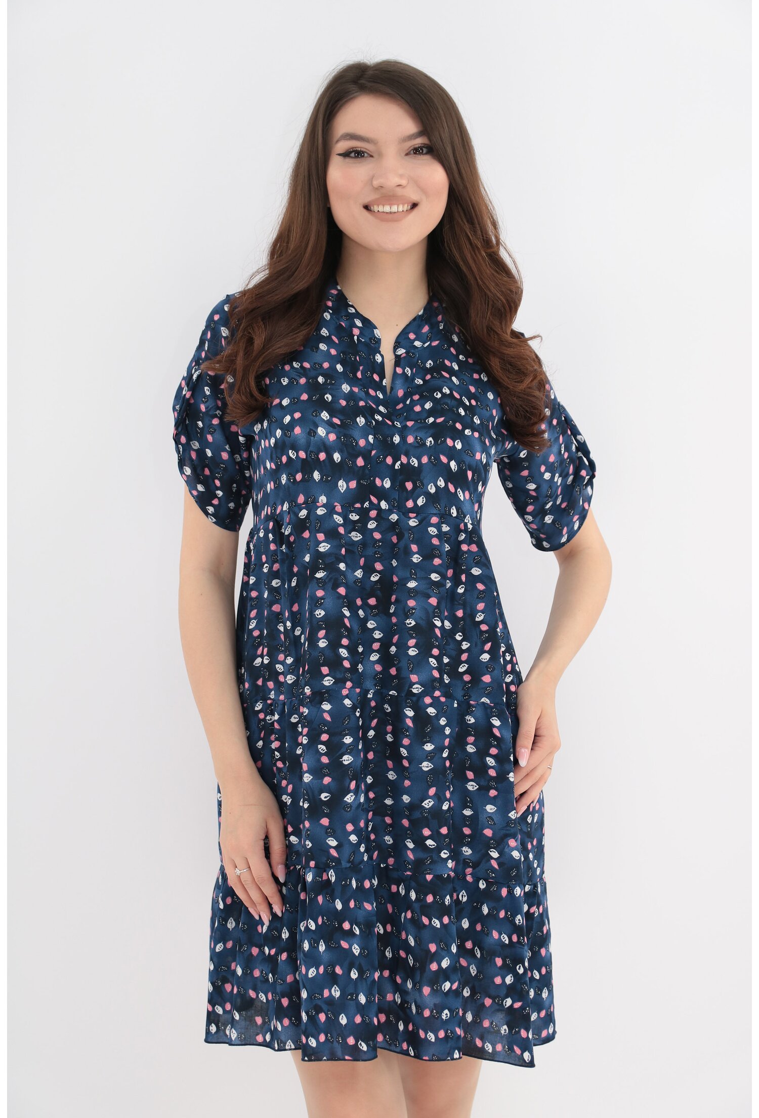 Rochie bleumarin cu print abstract roz-alb si volane