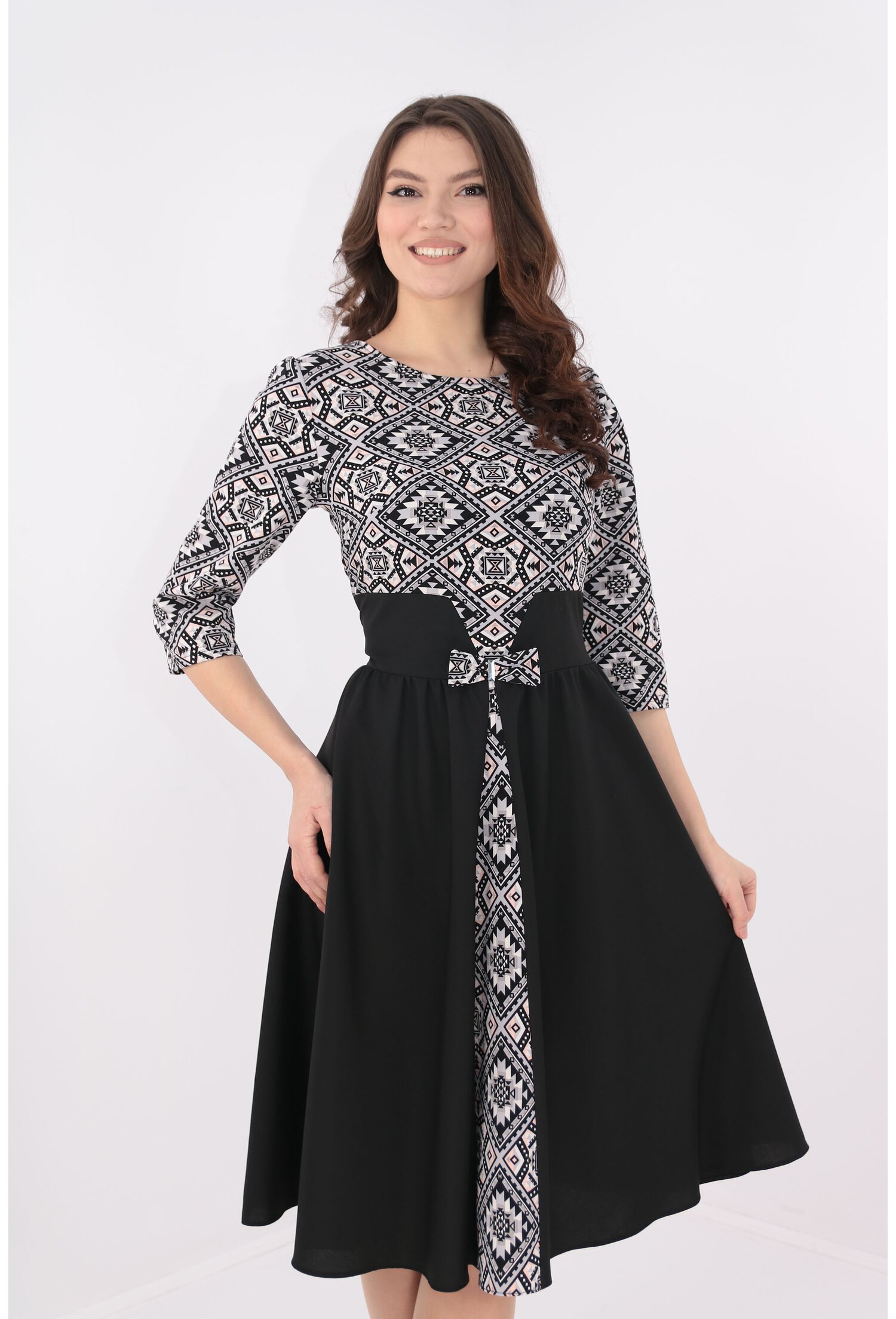 Rochie clos neagra cu desen geometric