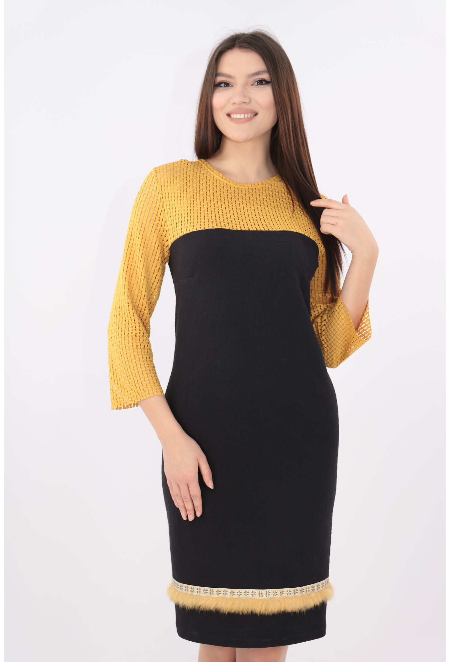 Rochie din stofa elastica neagra cu dantela mustar
