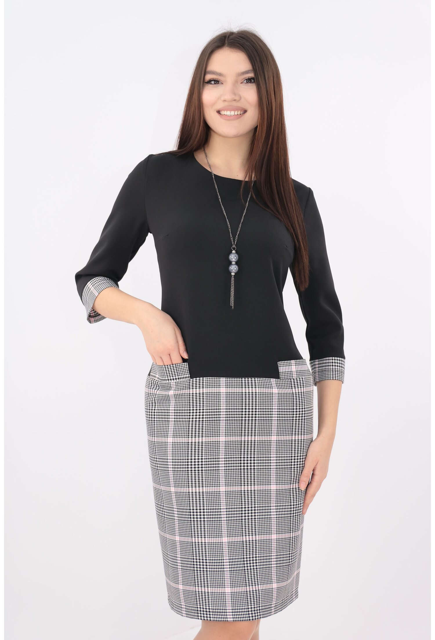 Rochie din stofa neagra cu carouri albe si roz