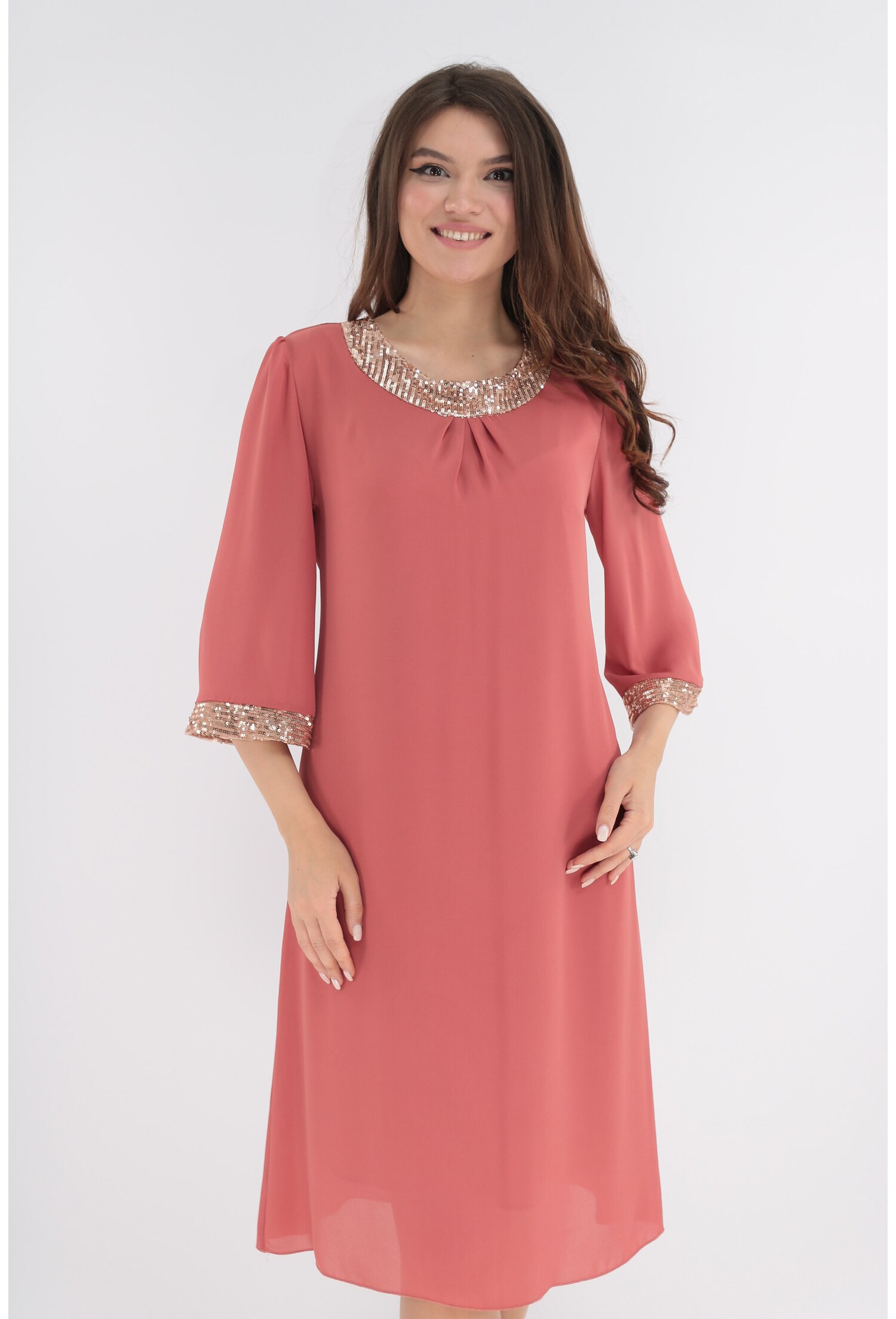 Rochie din voal roz-prafuit accesorizata cu paiete aurii