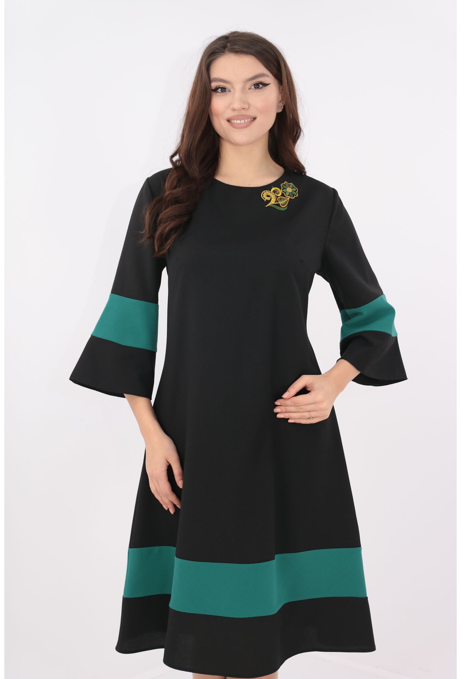 Rochie evazata neagra cu insertii verzi