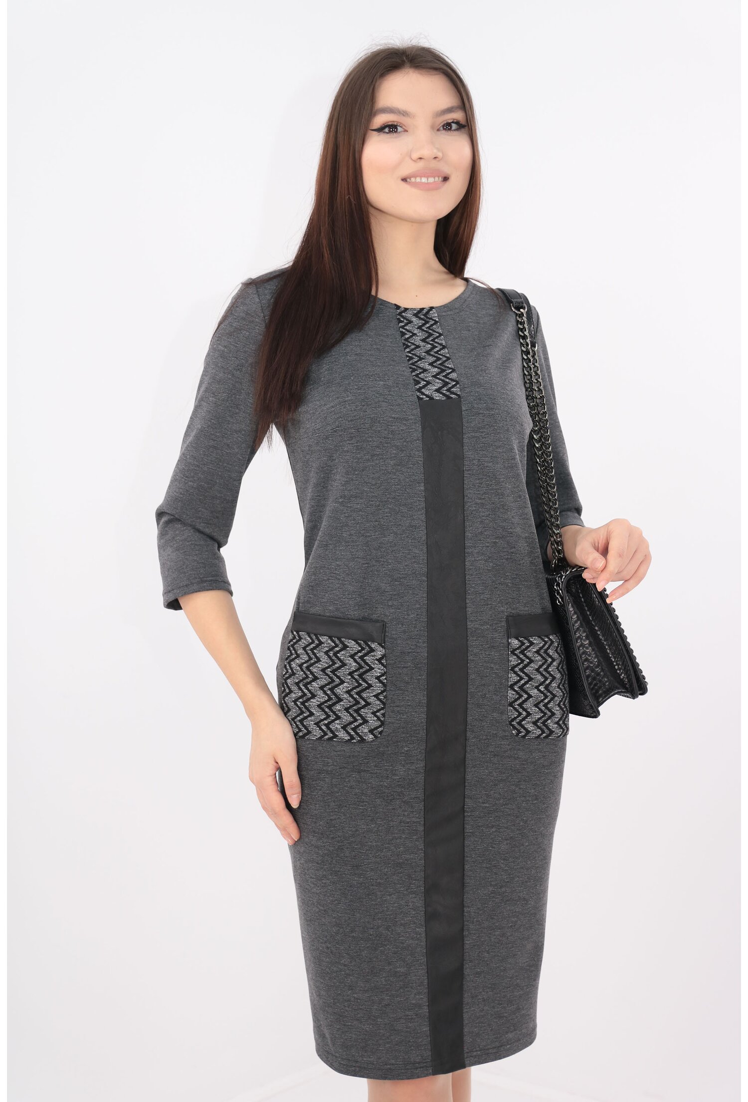 Rochie gri cu banda decorativa si model zig-zag