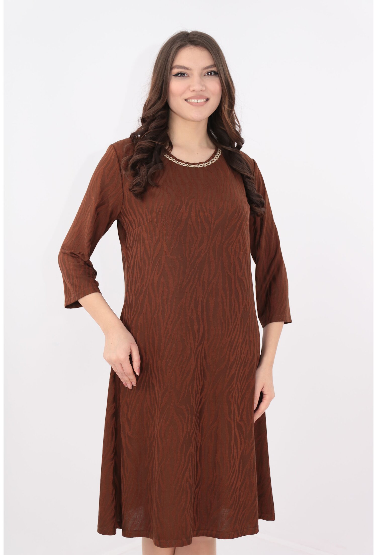 Rochie maro cu banda crosetata aurie