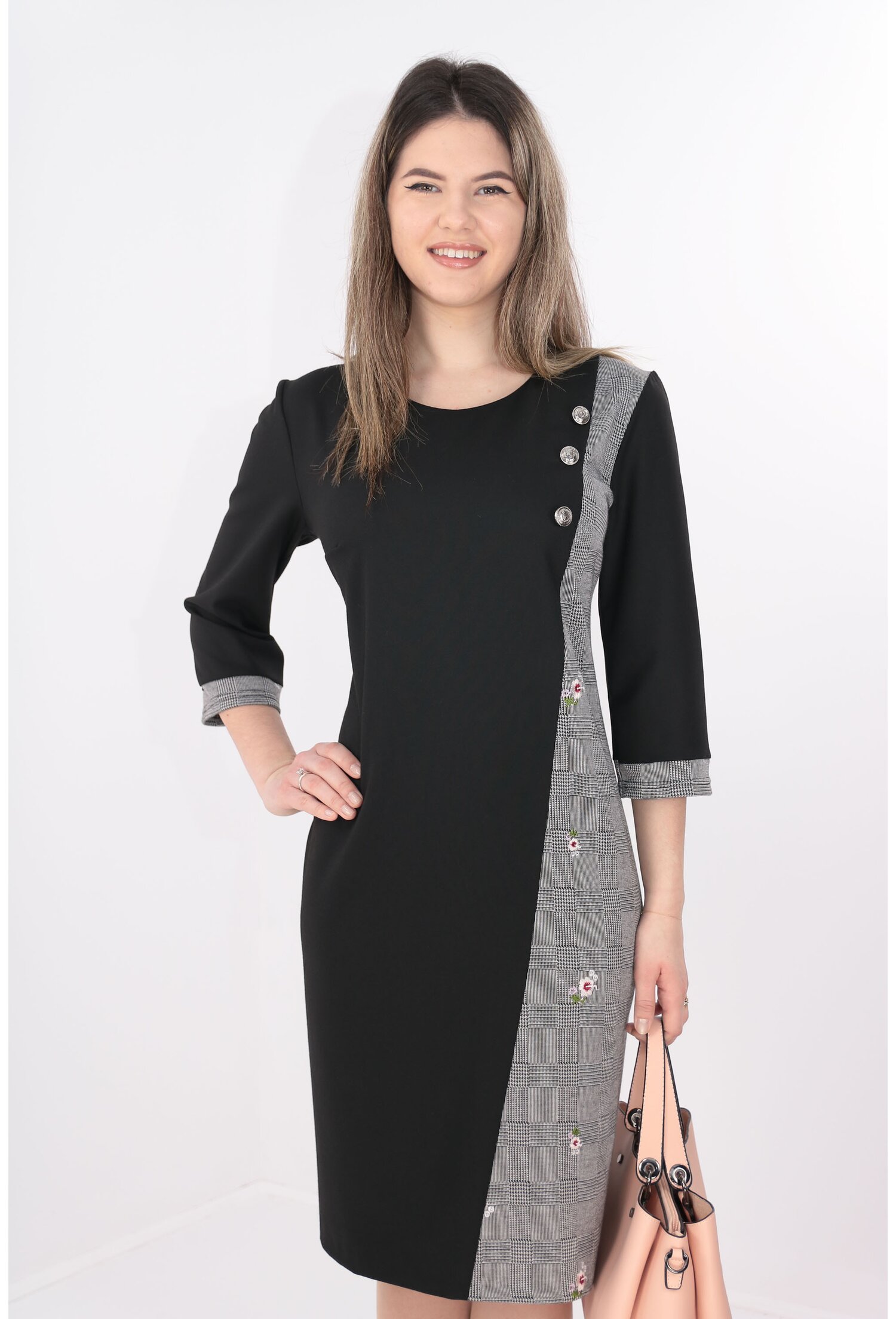 Rochie neagra cu broderie si carouri fine
