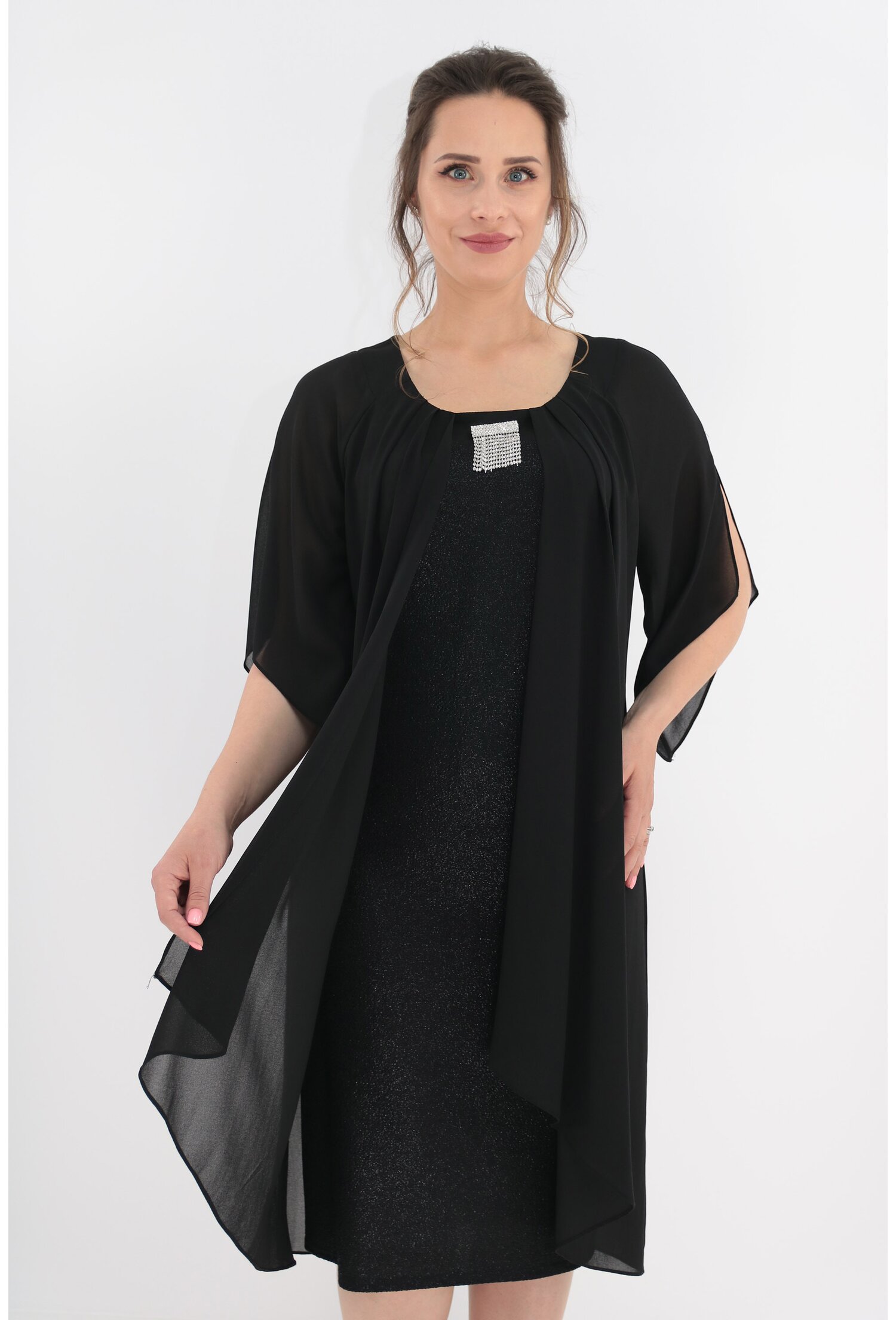 Rochie neagra de ocazie cu pelerina din voal si brosa