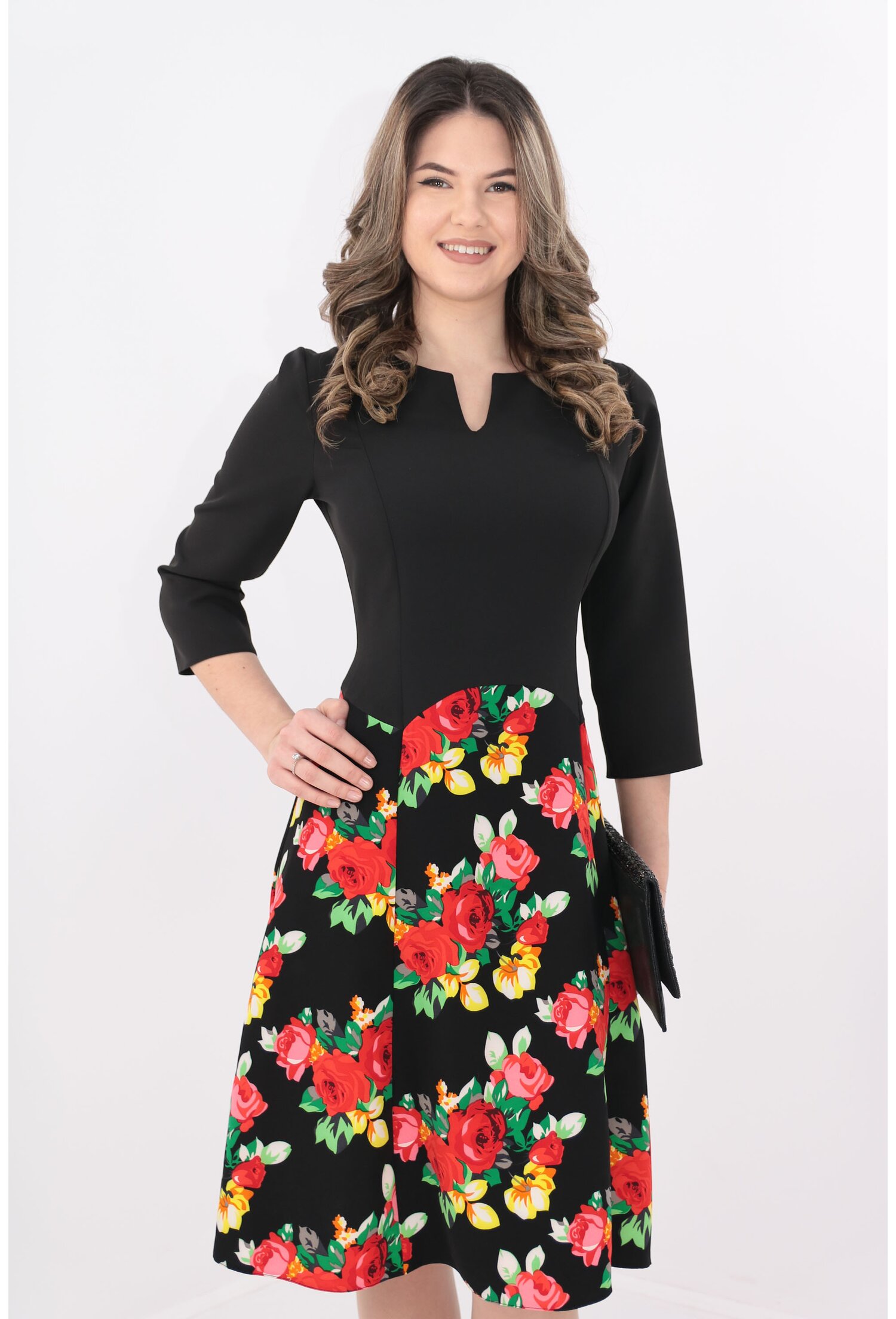 Rochie neagra de zi cu trandafiri rosii