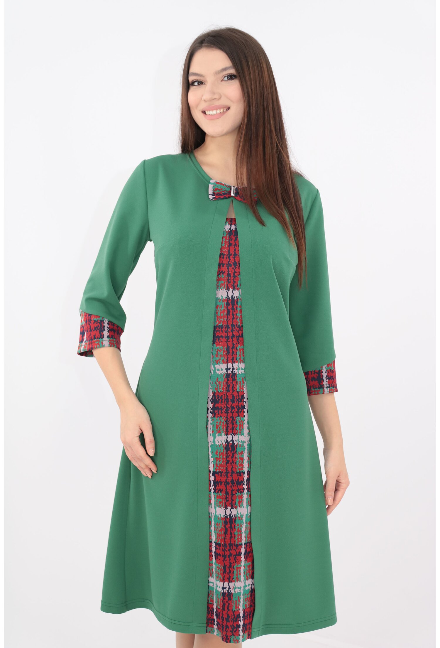 Rochie verde cu insertii rosii cu aspect suprapus