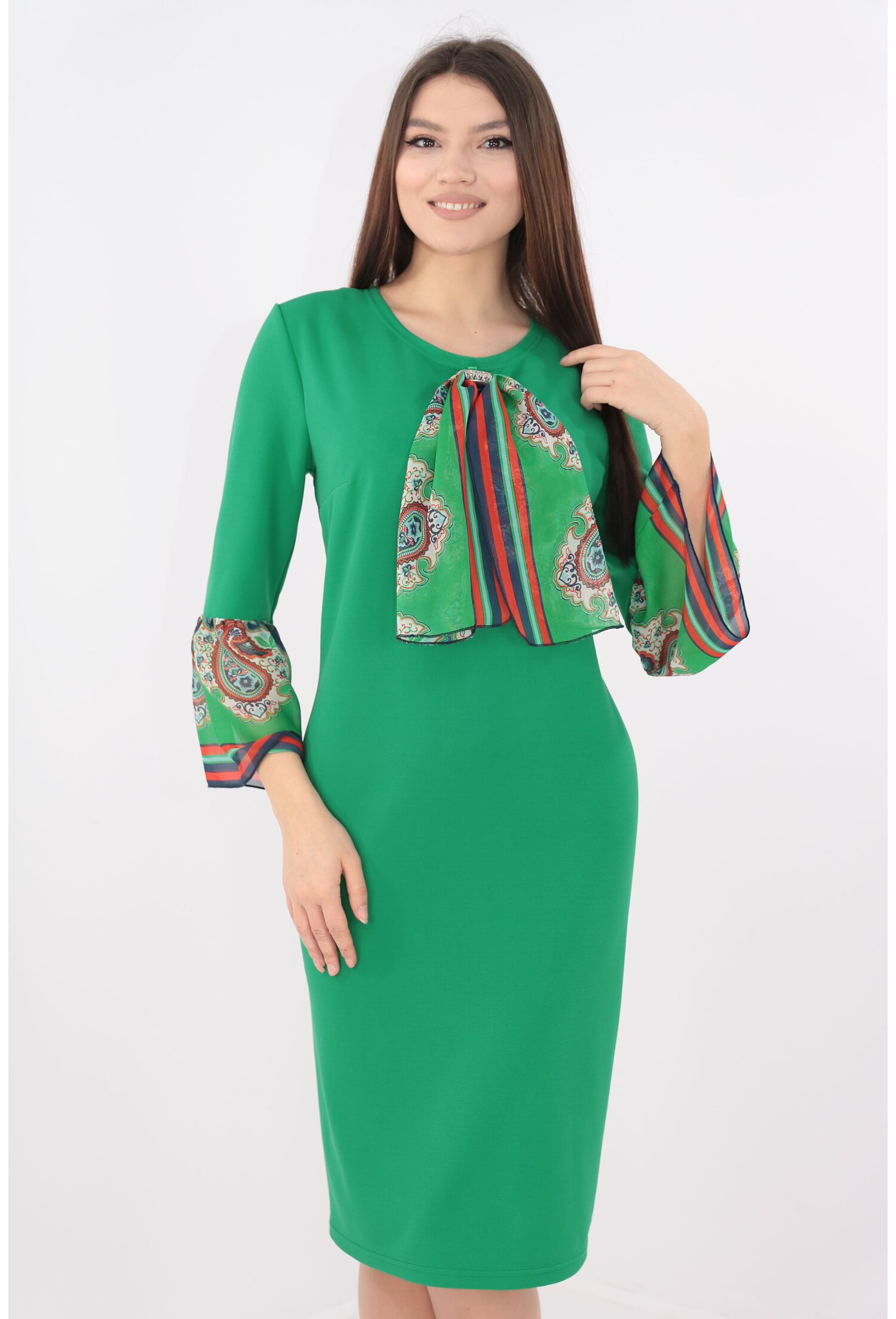 Rochie verde cu volane si esarfa din voal